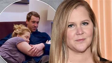 Amy Schumer strips completely naked in new real as hell HBO。